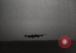 Immagine di Corazzata tedesca Tirpitz bombardato da RAF Tromso Norvegia, 1944, secondo 54 filmato di repertorio 65675023523