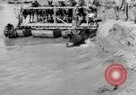 Immagine di Esercito muli traghettato La Birmania, 1944, secondo 47 filmato di repertorio 65675023528