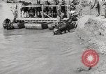 Immagine di Esercito muli traghettato La Birmania, 1944, secondo 49 filmato di repertorio 65675023528