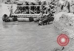 Immagine di Esercito muli traghettato La Birmania, 1944, secondo 51 filmato di repertorio 65675023528