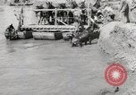 Immagine di Esercito muli traghettato La Birmania, 1944, secondo 52 filmato di repertorio 65675023528