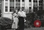 Immagine di Guardare la famiglia di aeromobili United States USA, 1950, secondo 6 filmato di repertorio 65675023560
