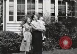 Immagine di Guardare la famiglia di aeromobili United States USA, 1950, secondo 10 filmato di repertorio 65675023560