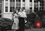 Immagine di Guardare la famiglia di aeromobili United States USA, 1950, secondo 11 filmato di repertorio 65675023560