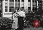 Immagine di Guardare la famiglia di aeromobili United States USA, 1950, secondo 15 filmato di repertorio 65675023560