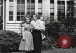 Immagine di Guardare la famiglia di aeromobili United States USA, 1950, secondo 17 filmato di repertorio 65675023560