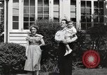 Immagine di Guardare la famiglia di aeromobili United States USA, 1950, secondo 24 filmato di repertorio 65675023560