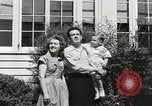 Immagine di Guardare la famiglia di aeromobili United States USA, 1950, secondo 38 filmato di repertorio 65675023560