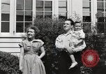 Immagine di Guardare la famiglia di aeromobili United States USA, 1950, secondo 43 filmato di repertorio 65675023560
