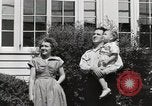 Immagine di Guardare la famiglia di aeromobili United States USA, 1950, secondo 46 filmato di repertorio 65675023560