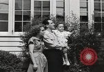 Immagine di Guardare la famiglia di aeromobili United States USA, 1950, secondo 53 filmato di repertorio 65675023560