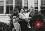 Immagine di Guardare la famiglia di aeromobili United States USA, 1950, secondo 54 filmato di repertorio 65675023560