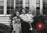 Immagine di Guardare la famiglia di aeromobili United States USA, 1950, secondo 61 filmato di repertorio 65675023560