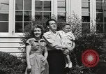 Immagine di Guardare la famiglia di aeromobili United States USA, 1950, secondo 62 filmato di repertorio 65675023560