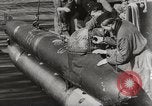 Immagine di Il tedesco Neger one-man carrier a siluro craft Lubeck Germania, 1944, secondo 5 filmato di repertorio 65675023573
