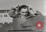 Immagine di Il tedesco Neger one-man carrier a siluro craft Lubeck Germania, 1944, secondo 30 filmato di repertorio 65675023573