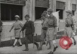 Immagine di Ufficiali britannici di rinuncia Singapore, 1942, secondo 44 filmato di repertorio 65675023575