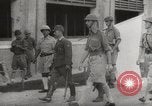 Immagine di Ufficiali britannici di rinuncia Singapore, 1942, secondo 45 filmato di repertorio 65675023575