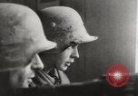Immagine di Truppe tedesche di guardia in combattimento con le forze britanniche Europa, 1944, secondo 8 filmato di repertorio 65675023576