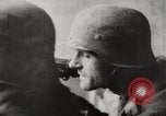 Immagine di Truppe tedesche di guardia in combattimento con le forze britanniche Europa, 1944, secondo 13 filmato di repertorio 65675023576