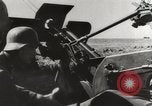 Image artilleurs antiaériens allemands bataille des attaques par des bombardiers soviétiques Crimée, 1941, de la seconde 8 séquences d'archives historiques vidéo 65675023585