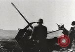 Image artilleurs antiaériens allemands bataille des attaques par des bombardiers soviétiques Crimée, 1941, de la seconde 12 séquences d'archives historiques vidéo 65675023585