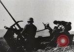 Image artilleurs antiaériens allemands bataille des attaques par des bombardiers soviétiques Crimée, 1941, de la seconde 13 séquences d'archives historiques vidéo 65675023585