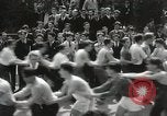 Immagine di City College studenti rompere snake dance New York United States USA, 1931, secondo 31 filmato di repertorio 65675023613
