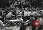 Immagine di City College studenti rompere snake dance New York United States USA, 1931, secondo 32 filmato di repertorio 65675023613