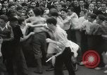 Immagine di City College studenti rompere snake dance New York United States USA, 1931, secondo 56 filmato di repertorio 65675023613