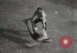 Standbild Eiskunstlauf auf Coney Island New York United States USA, 1931, aus Sekunde 42 historischem Filmmaterial Videoclip 65675023619
