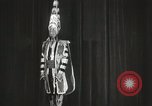 Standbild Architekten gekleidet wie Gebäude New York City USA, 1931, aus Sekunde 10 historischem Filmmaterial Videoclip 65675023621