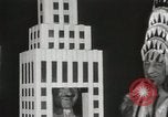 Standbild Architekten gekleidet wie Gebäude New York City USA, 1931, aus Sekunde 15 historischem Filmmaterial Videoclip 65675023621