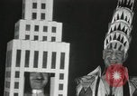 Standbild Architekten gekleidet wie Gebäude New York City USA, 1931, aus Sekunde 16 historischem Filmmaterial Videoclip 65675023621