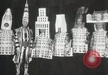 Standbild Architekten gekleidet wie Gebäude New York City USA, 1931, aus Sekunde 27 historischem Filmmaterial Videoclip 65675023621