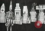 Standbild Architekten gekleidet wie Gebäude New York City USA, 1931, aus Sekunde 28 historischem Filmmaterial Videoclip 65675023621