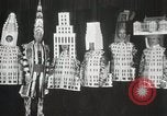 Standbild Architekten gekleidet wie Gebäude New York City USA, 1931, aus Sekunde 29 historischem Filmmaterial Videoclip 65675023621