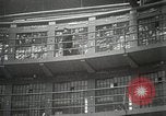Immagine di Set penitenziario di incendio durante la sommossa Illinois United States USA, 1931, secondo 56 filmato di repertorio 65675023627