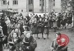 Standbild Studenten zerstören college Gebäude Wellesley Massachusetts USA, 1931, aus Sekunde 18 historischem Filmmaterial Videoclip 65675023632