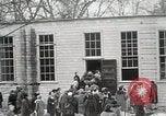 Standbild Studenten zerstören college Gebäude Wellesley Massachusetts USA, 1931, aus Sekunde 24 historischem Filmmaterial Videoclip 65675023632