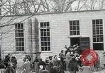 Standbild Studenten zerstören college Gebäude Wellesley Massachusetts USA, 1931, aus Sekunde 25 historischem Filmmaterial Videoclip 65675023632