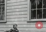 Standbild Studenten zerstören college Gebäude Wellesley Massachusetts USA, 1931, aus Sekunde 37 historischem Filmmaterial Videoclip 65675023632