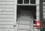 Standbild Studenten zerstören college Gebäude Wellesley Massachusetts USA, 1931, aus Sekunde 40 historischem Filmmaterial Videoclip 65675023632
