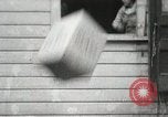 Standbild Studenten zerstören college Gebäude Wellesley Massachusetts USA, 1931, aus Sekunde 42 historischem Filmmaterial Videoclip 65675023632