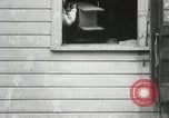 Standbild Studenten zerstören college Gebäude Wellesley Massachusetts USA, 1931, aus Sekunde 43 historischem Filmmaterial Videoclip 65675023632