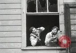 Standbild Studenten zerstören college Gebäude Wellesley Massachusetts USA, 1931, aus Sekunde 50 historischem Filmmaterial Videoclip 65675023632