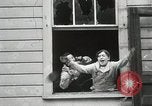 Standbild Studenten zerstören college Gebäude Wellesley Massachusetts USA, 1931, aus Sekunde 51 historischem Filmmaterial Videoclip 65675023632