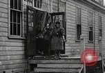 Standbild Studenten zerstören college Gebäude Wellesley Massachusetts USA, 1931, aus Sekunde 53 historischem Filmmaterial Videoclip 65675023632