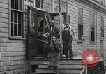 Standbild Studenten zerstören college Gebäude Wellesley Massachusetts USA, 1931, aus Sekunde 54 historischem Filmmaterial Videoclip 65675023632