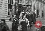 Standbild Studenten zerstören college Gebäude Wellesley Massachusetts USA, 1931, aus Sekunde 56 historischem Filmmaterial Videoclip 65675023632